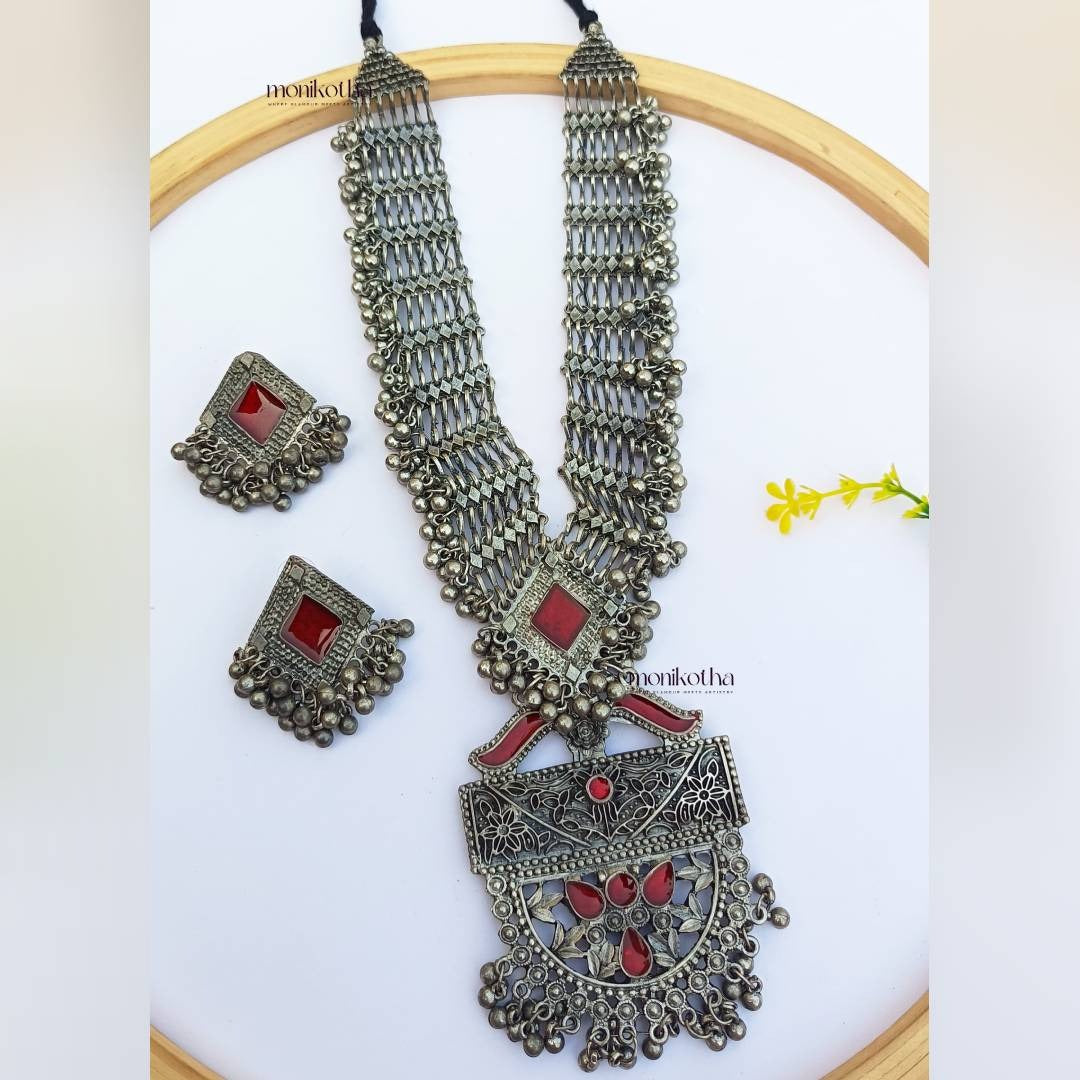 Piyali  Black Polish Long Necklace Set